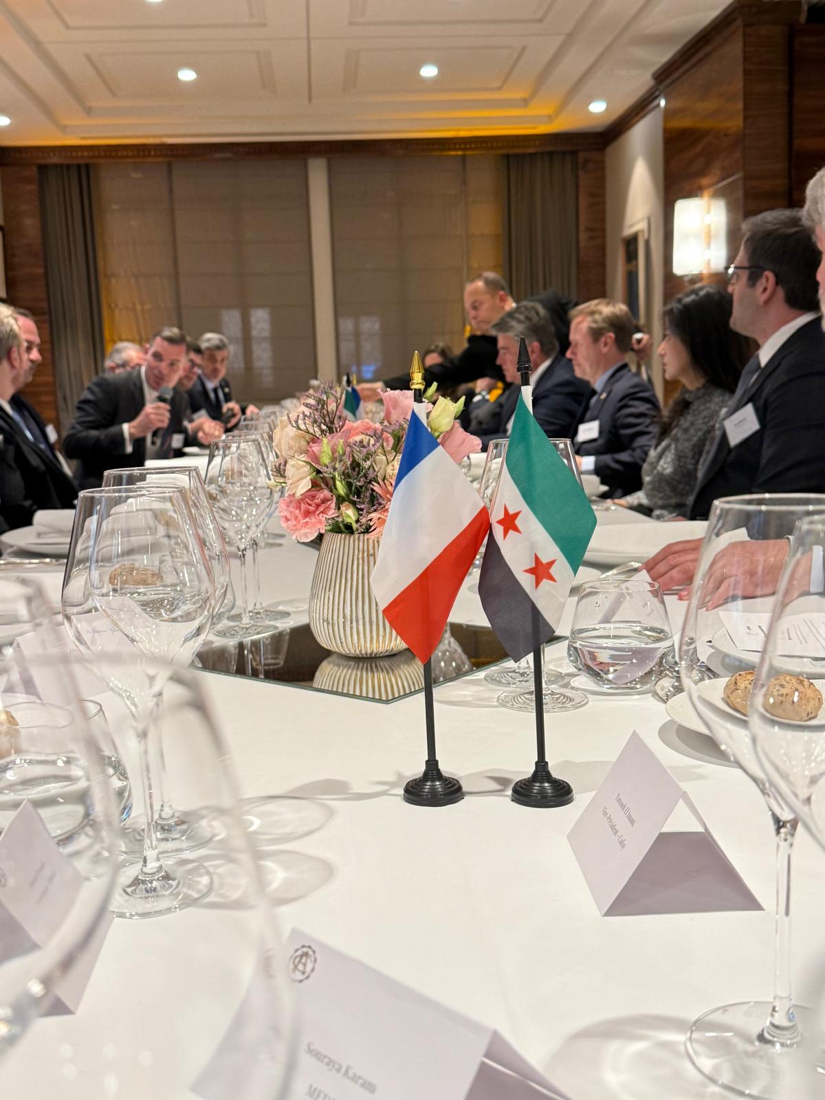 نظّم مجلس الأعمال الفرنسي–السوري (CAFSY) أول عشاء له في باريس، في خطوة تهدف إلى دفع وتعزيز مسار التعاون الاقتصادي بين فرنسا وسوريا. whatsapp image 2026 03 26 at 08.41.46 (18)